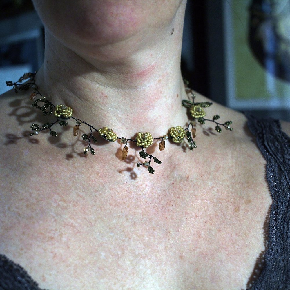 Beaded flower short necklace